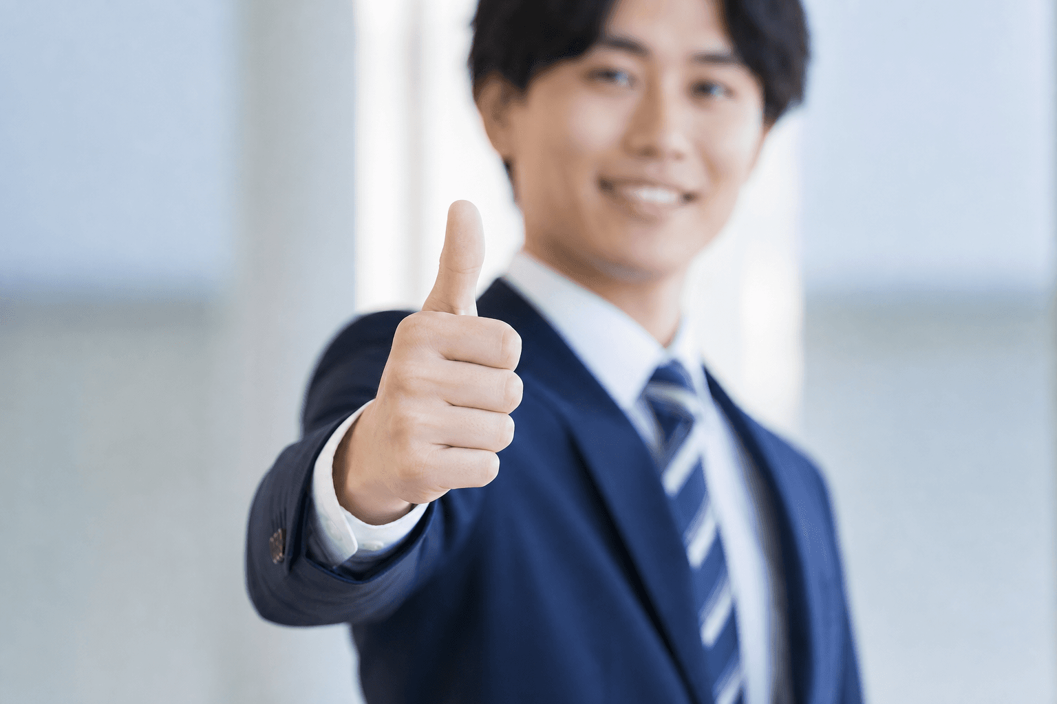 親指を立てる若いサラリーマン